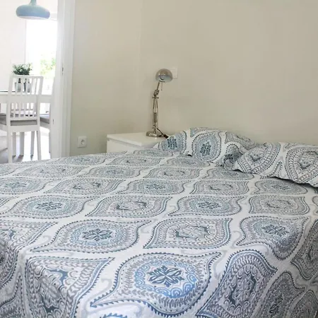 Charming House With Shared Pool In + Enclosed Garden Hébergement de vacances Requiao